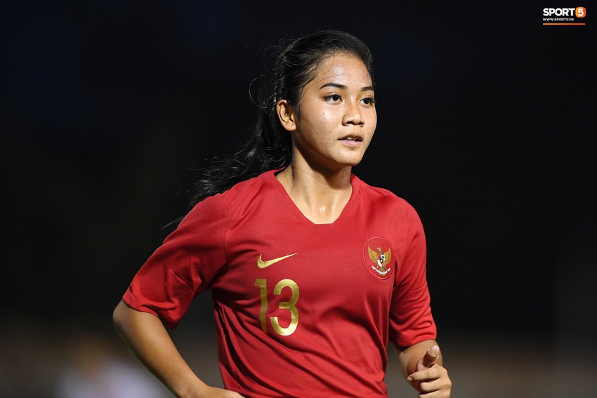 Đ&oacute;a hoa duy nhất của tuyển nữ Indonesia tỏa s&aacute;ng giữa rừng chiến binh trong trận đấu với Việt Nam tại SEA Games 30 - Ảnh 6.