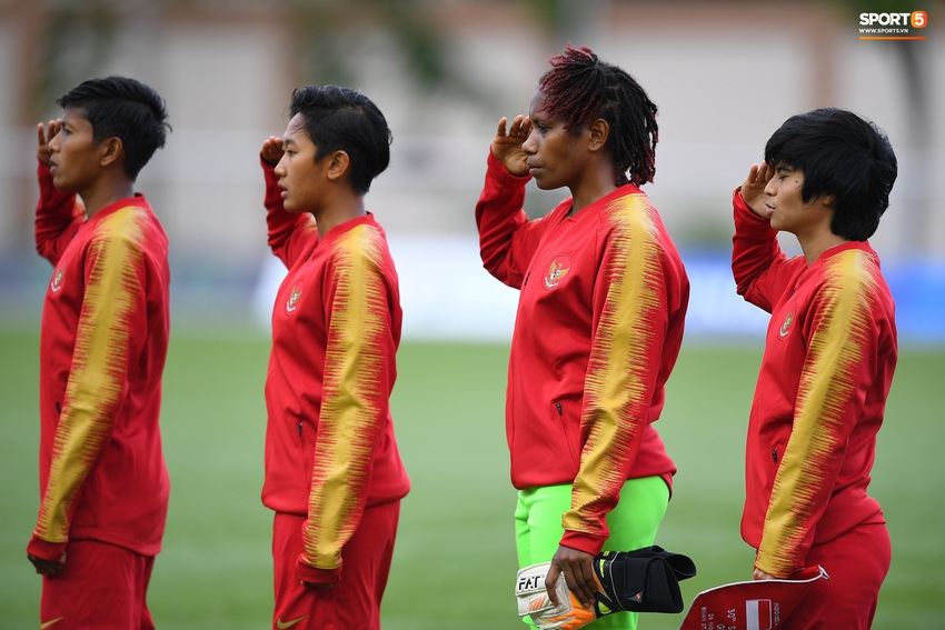 Đóa hoa duy nhất của tuyển nữ Indonesia tỏa sáng giữa rừng chiến binh trong trận đấu với Việt Nam tại SEA Games 30 - Ảnh 1.