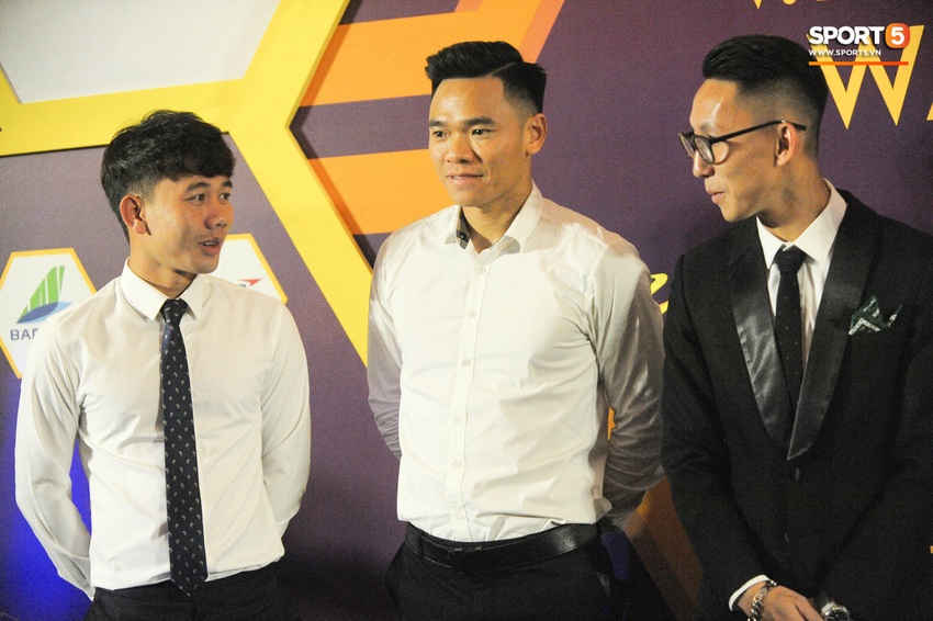 Văn Toàn, Quang Hải cùng dàn tuyển thủ Việt Nam bảnh bao đến dự V.League Awards - Ảnh 10.