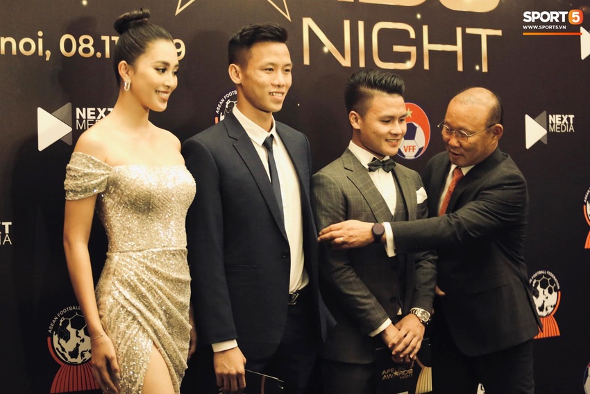 Quang Hải bẽn lẽn khi chụp ảnh cùng Hoa hậu Tiểu Vy tại buổi lễ AFF Awards 2019 - Ảnh 5.