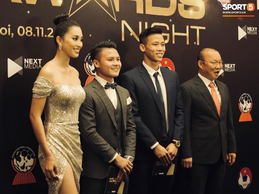Quang Hải bẽn lẽn khi chụp ảnh cùng Hoa hậu Tiểu Vy tại buổi lễ AFF Awards 2019 - Ảnh 7.