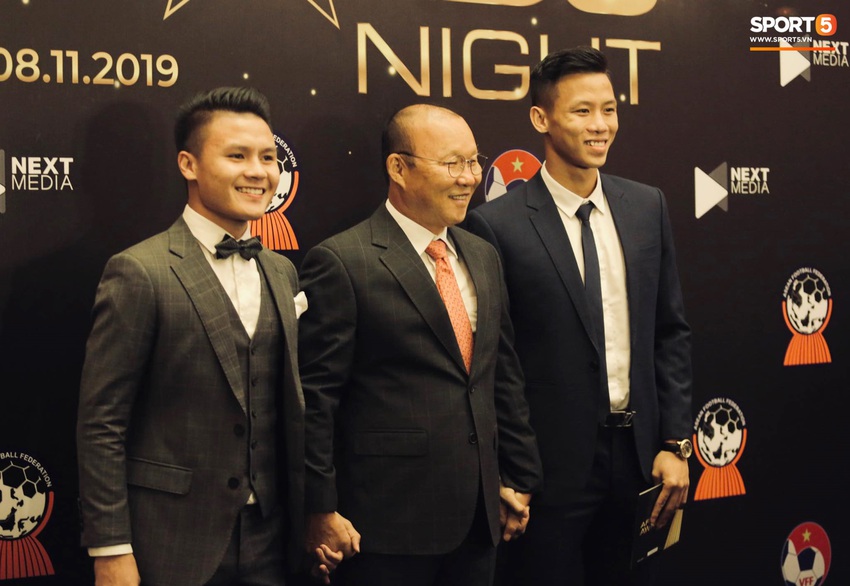 Quang Hải bẽn lẽn khi chụp ảnh cùng Hoa hậu Tiểu Vy tại buổi lễ AFF Awards 2019 - Ảnh 2.