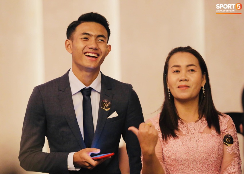 Quang Hải bẽn lẽn khi chụp ảnh cùng Hoa hậu Tiểu Vy tại buổi lễ AFF Awards 2019 - Ảnh 9.