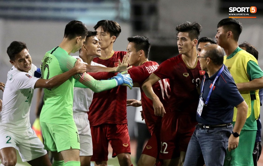 Đoàn Văn Hậu kẹp cổ đội trưởng Indonesia và thông điệp: Đừng bao giờ bắt nạt đồng đội của Hậu! - Ảnh 3.