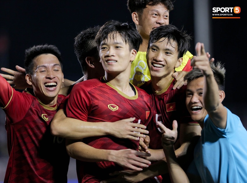 Hình ảnh vừa buồn cười, vừa thương khi bác sĩ của U22 Việt Nam hối hả tiếp nước cho cầu thủ ở trận thắng Indonesia - Ảnh 10.