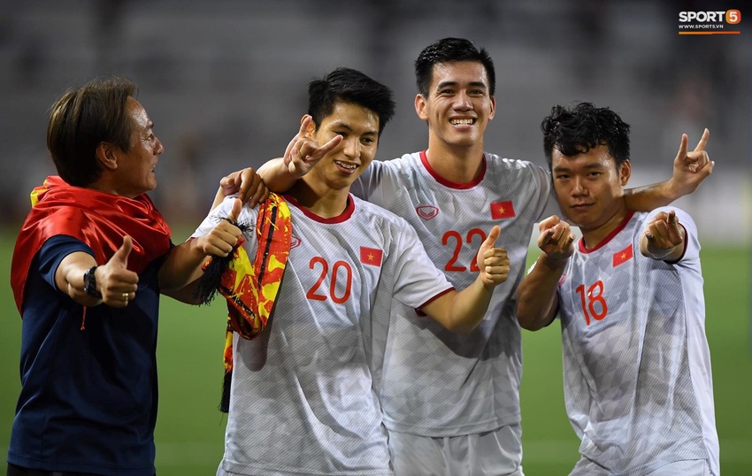 U22 Việt Nam ăn mừng cực cảm xúc khi vô địch SEA Games 30 - Ảnh 7.