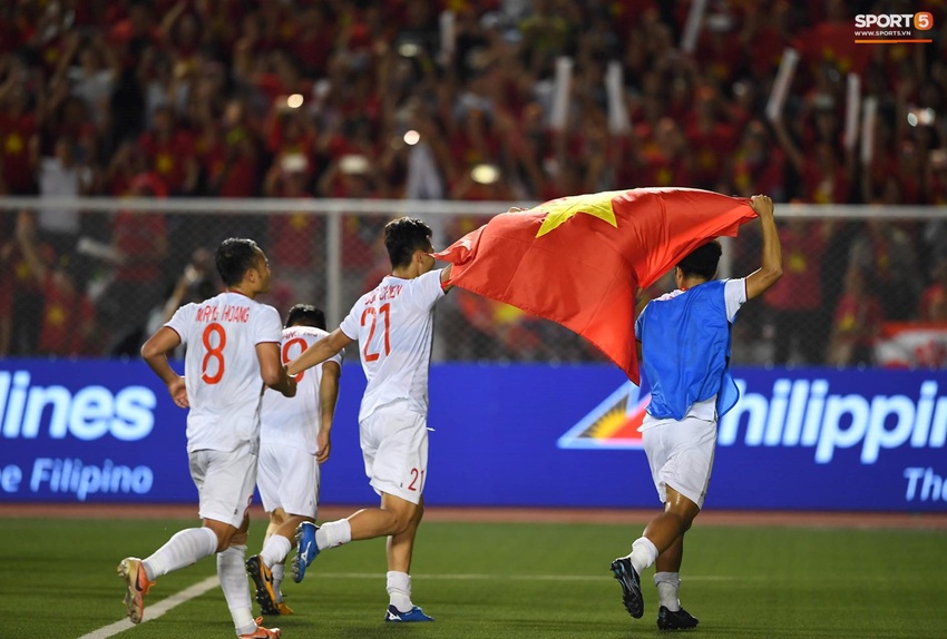 U22 Việt Nam ăn mừng cực cảm xúc khi vô địch SEA Games 30 - Ảnh 9.