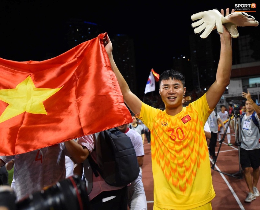 U22 Việt Nam ăn mừng cực cảm xúc khi vô địch SEA Games 30 - Ảnh 13.