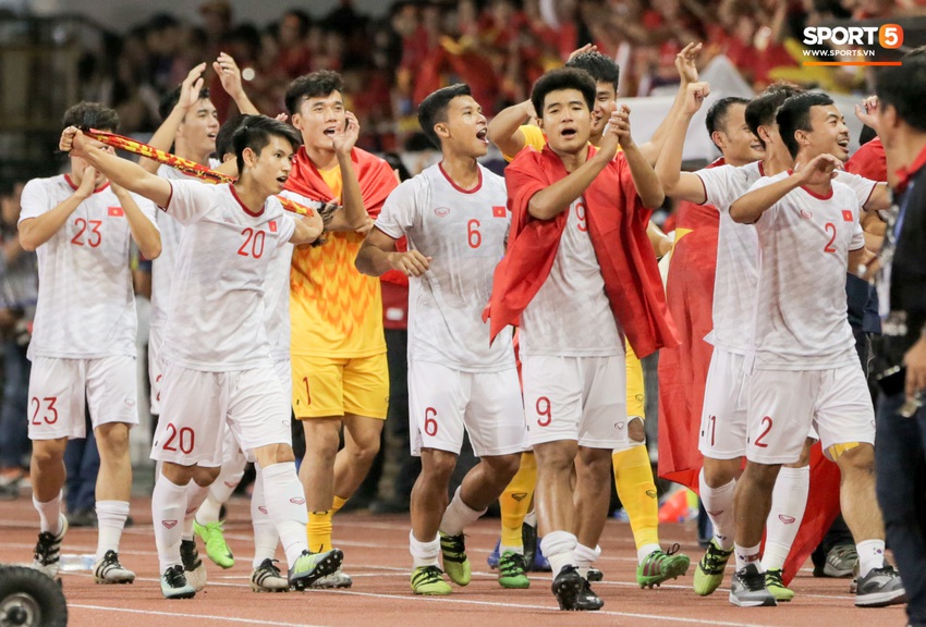 HLV Park Hang-seo gặp riêng Bùi Tiến Dũng, động viên sau lễ trao huy chương SEA Games 30 - Ảnh 7.