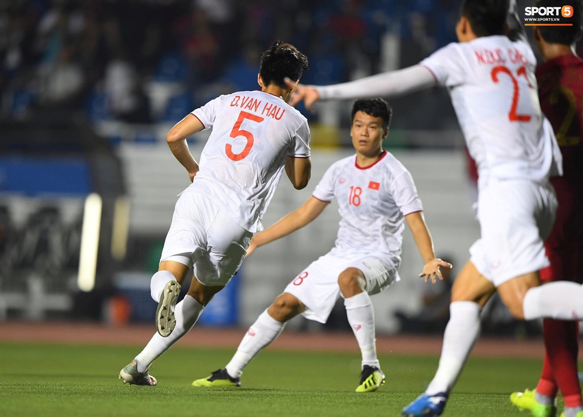 HLV Park Hang-seo cực thần thái khi Văn Hậu ghi bàn mở tỷ số ở trận chung kết SEA Games 30 - Ảnh 2.