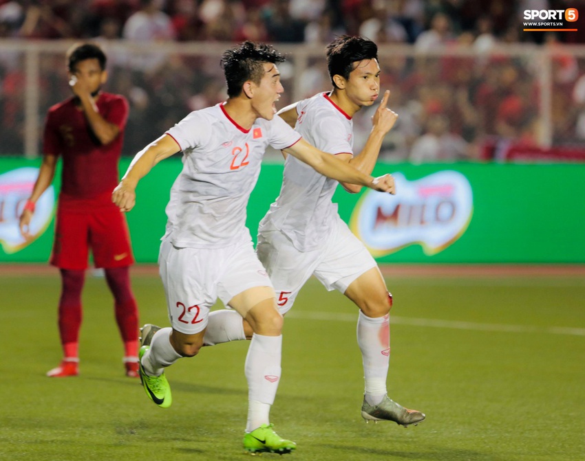 HLV Park Hang-seo cực thần thái khi Văn Hậu ghi bàn mở tỷ số ở trận chung kết SEA Games 30 - Ảnh 3.