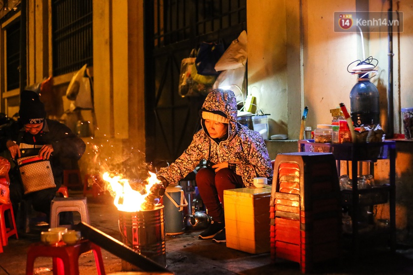 Chùm ảnh: Mùa đông “gõ cửa”, người Hà Nội co ro đốt lửa sưởi ấm chống chọi với cái rét đêm - Ảnh 12.