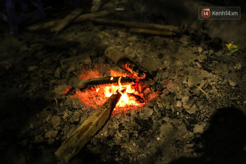 Chùm ảnh: Mùa đông “gõ cửa”, người Hà Nội co ro đốt lửa sưởi ấm chống chọi với cái rét đêm - Ảnh 3.