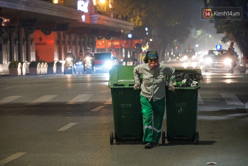 Chùm ảnh: Mùa đông “gõ cửa”, người Hà Nội co ro đốt lửa sưởi ấm chống chọi với cái rét đêm - Ảnh 9.