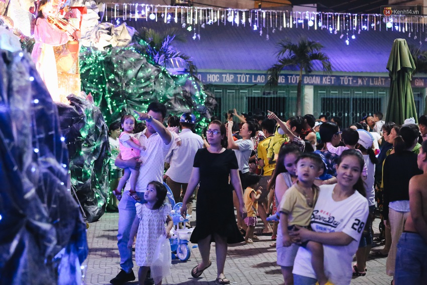 Người Sài Gòn háo hức đổ về xóm đạo có hang đá chuyển động đẹp nhất Gò Vấp để vui chơi Noel - Ảnh 12.