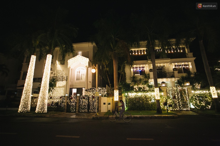 Những biệt thự triệu đô tại phố nhà giàu Sài Gòn trang hoàng Giáng sinh lộng lẫy như lâu đài, nhiều người choáng ngợp về độ hoành tráng - Ảnh 3.