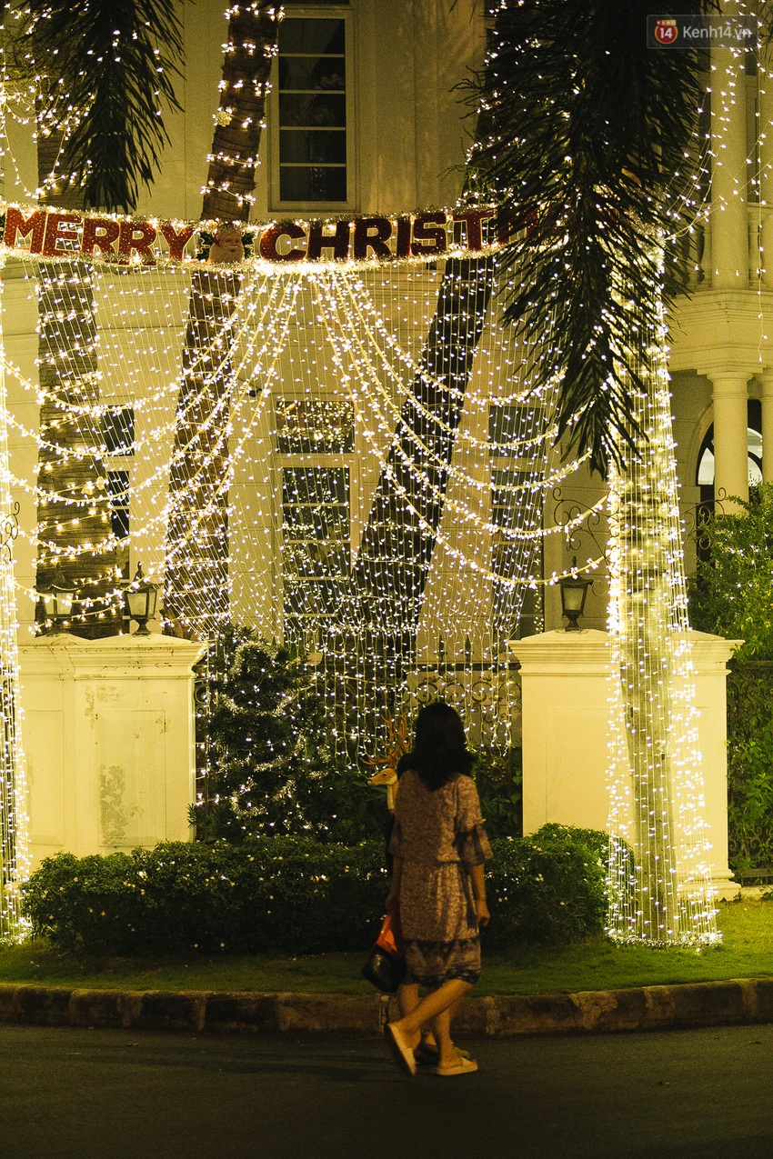 Những biệt thự triệu đô tại phố nhà giàu Sài Gòn trang hoàng Giáng sinh lộng lẫy như lâu đài, nhiều người choáng ngợp về độ hoành tráng - Ảnh 10.