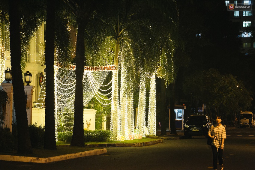 Những biệt thự triệu đô tại phố nhà giàu Sài Gòn trang hoàng Giáng sinh lộng lẫy như lâu đài, nhiều người choáng ngợp về độ hoành tráng - Ảnh 4.