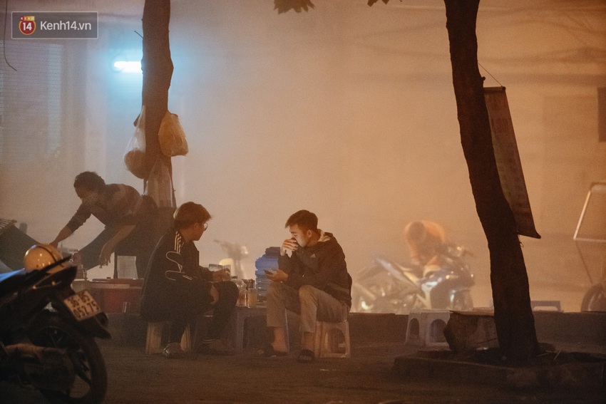 H&agrave; Nội c&oacute; lẽ bụi nhất về đ&ecirc;m: Nh&oacute;m c&ocirc;ng nh&acirc;n sửa đường thổi bụi thẳng v&agrave;o mặt người d&acirc;n - Ảnh 10.