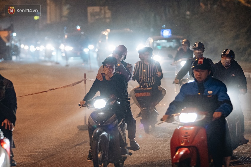 H&agrave; Nội c&oacute; lẽ bụi nhất về đ&ecirc;m: Nh&oacute;m c&ocirc;ng nh&acirc;n sửa đường thổi bụi thẳng v&agrave;o mặt người d&acirc;n - Ảnh 7.