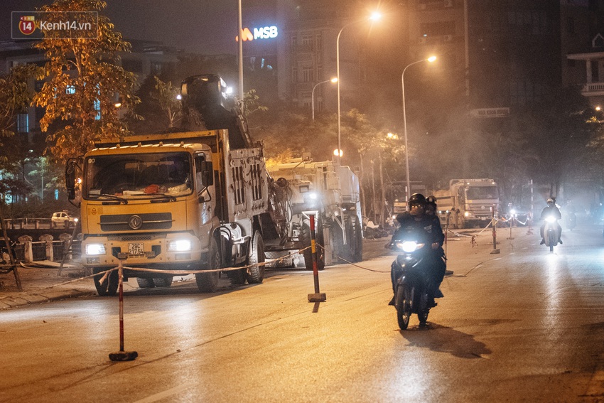 H&agrave; Nội c&oacute; lẽ bụi nhất về đ&ecirc;m: Nh&oacute;m c&ocirc;ng nh&acirc;n sửa đường thổi bụi thẳng v&agrave;o mặt người d&acirc;n - Ảnh 2.