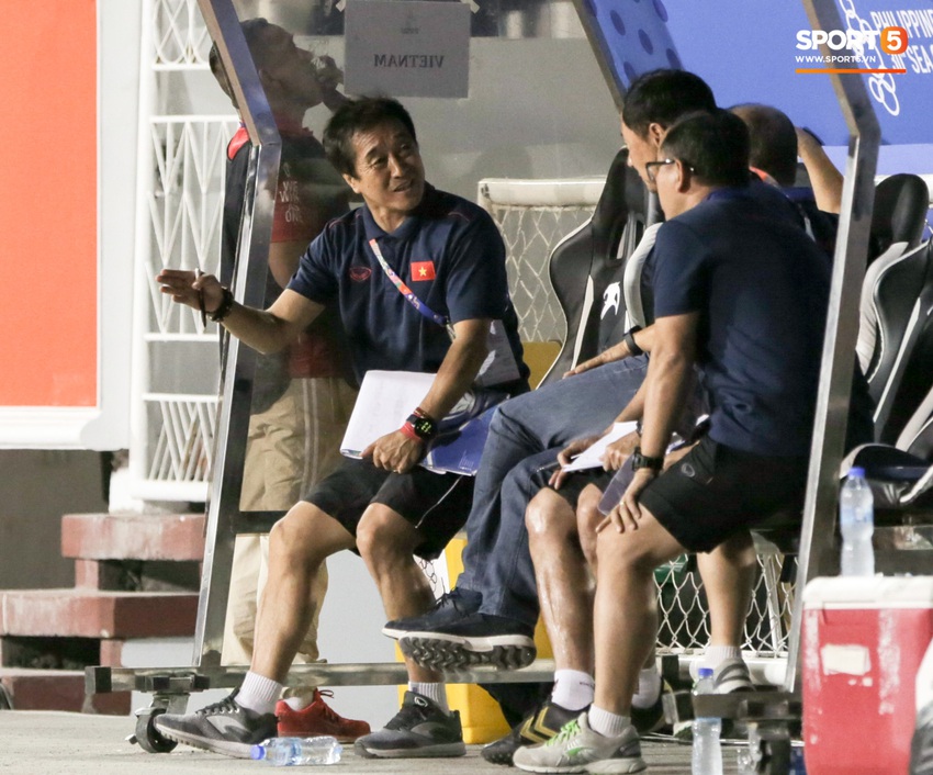 Hình ảnh vừa buồn cười, vừa thương khi bác sĩ của U22 Việt Nam hối hả tiếp nước cho cầu thủ ở trận thắng Indonesia - Ảnh 9.
