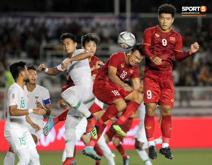 Hình ảnh vừa buồn cười, vừa thương khi bác sĩ của U22 Việt Nam hối hả tiếp nước cho cầu thủ ở trận thắng Indonesia - Ảnh 1.