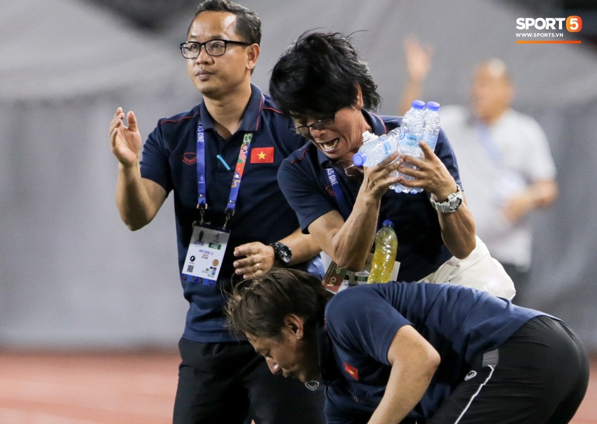 Hình ảnh vừa buồn cười, vừa thương khi bác sĩ của U22 Việt Nam hối hả tiếp nước cho cầu thủ ở trận thắng Indonesia - Ảnh 4.