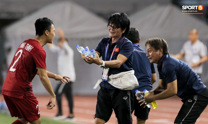 Hình ảnh vừa buồn cười, vừa thương khi bác sĩ của U22 Việt Nam hối hả tiếp nước cho cầu thủ ở trận thắng Indonesia - Ảnh 5.