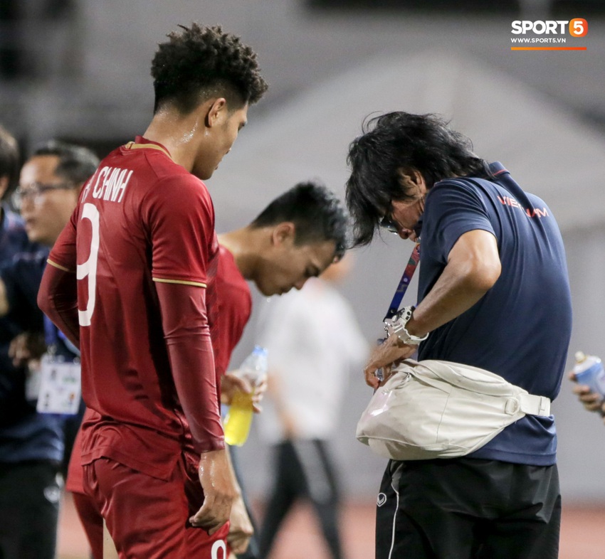 Hình ảnh vừa buồn cười, vừa thương khi bác sĩ của U22 Việt Nam hối hả tiếp nước cho cầu thủ ở trận thắng Indonesia - Ảnh 6.