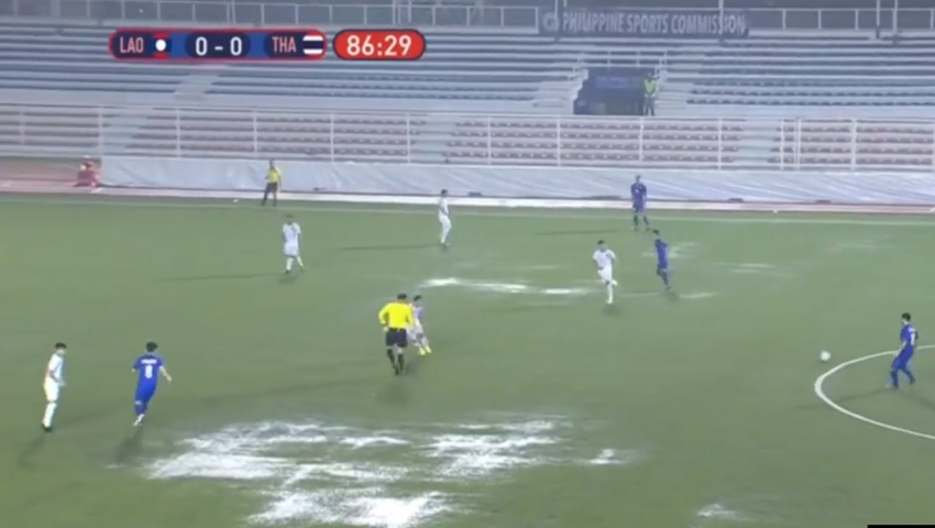 Cầu thủ vừa lội b&igrave; b&otilde;m, vừa đ&aacute; b&oacute;ng tr&ecirc;n s&acirc;n ngập nước tại SEA Games 30 - Ảnh 1.