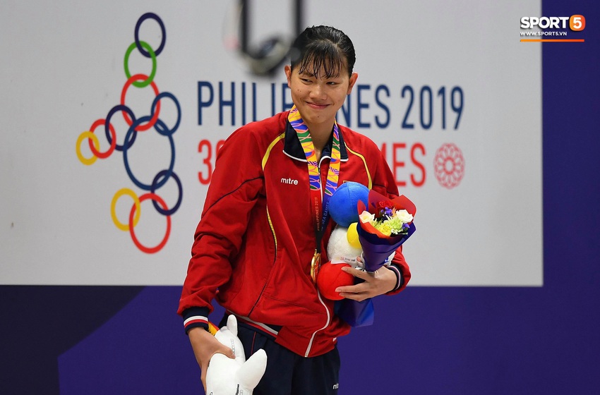 Ánh Viên tươi cười rạng rỡ, hạnh phúc vô cùng khi giành huy chương Vàng đầu tiên tại SEA Games 30. - Ảnh 11.