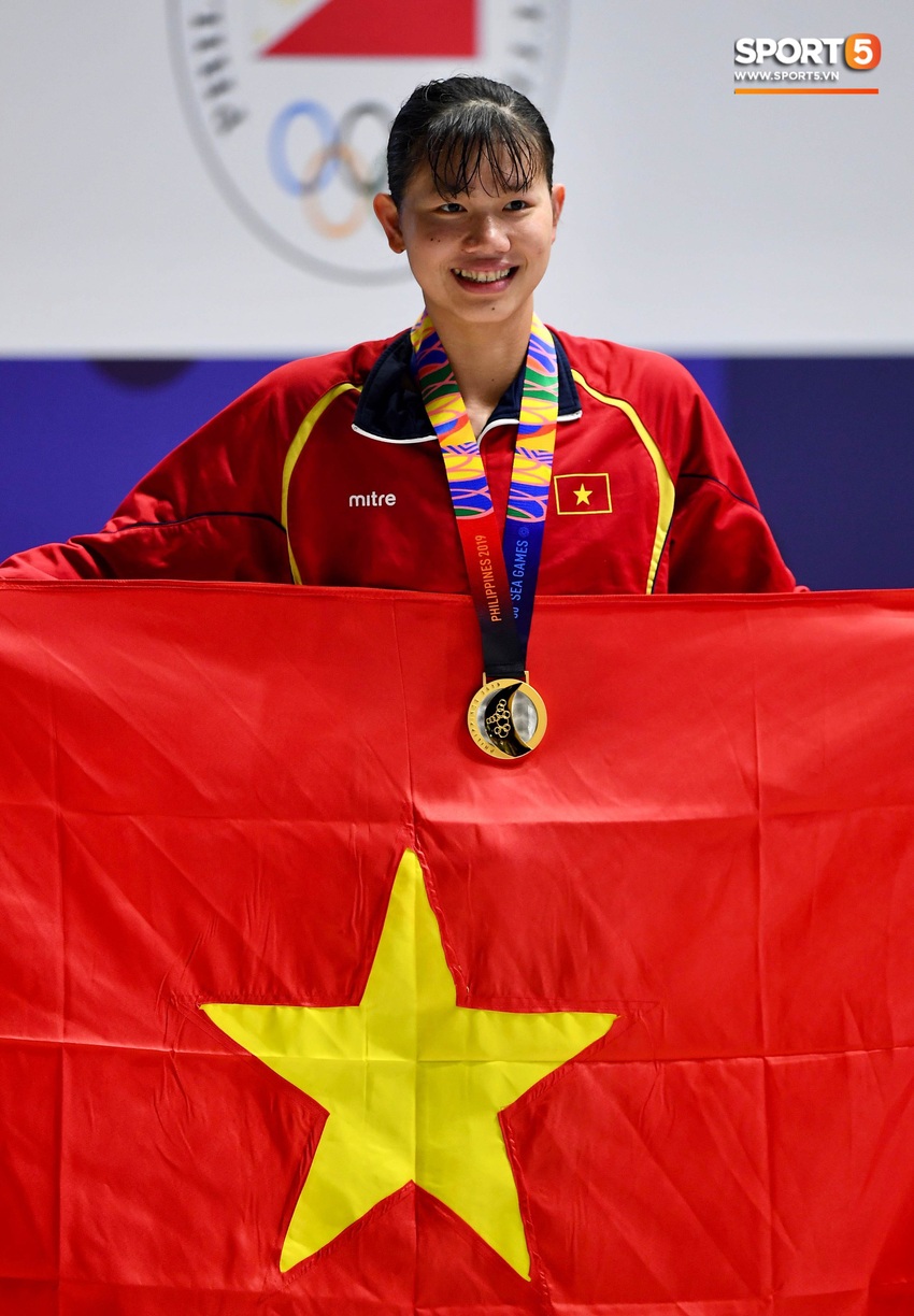 Ánh Viên tươi cười rạng rỡ, hạnh phúc vô cùng khi giành huy chương Vàng đầu tiên tại SEA Games 30. - Ảnh 5.