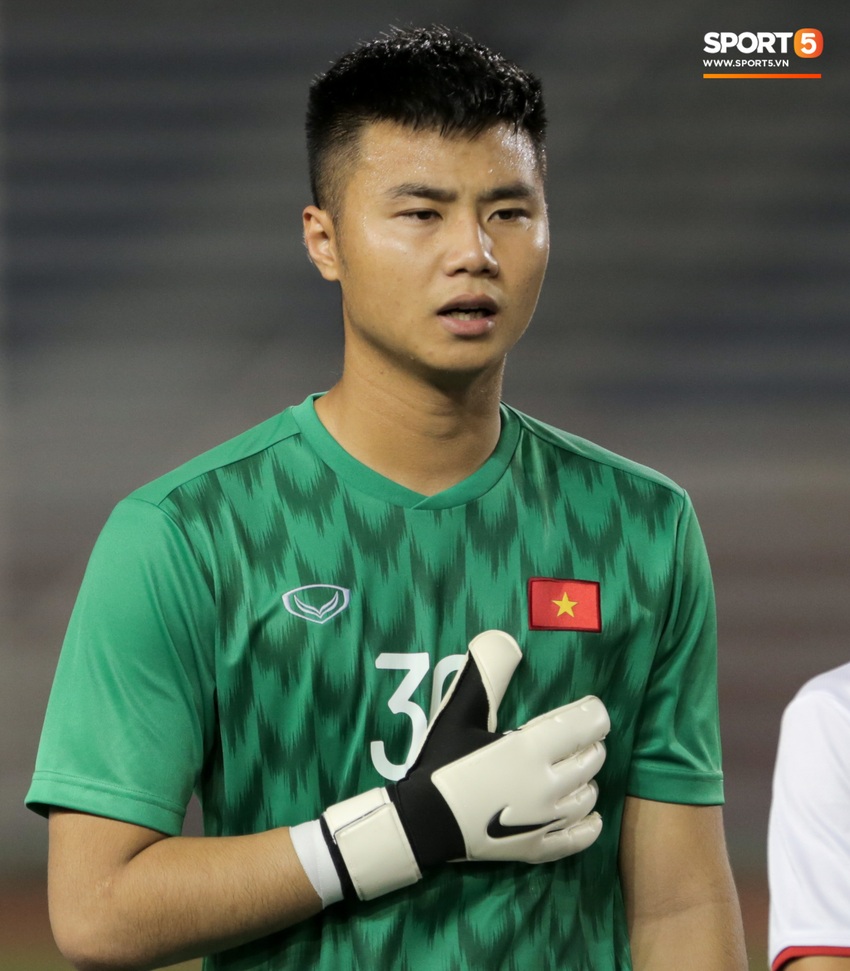 Thủ môn U22 Việt Nam bĩu môi sau pha bắt bóng lập bập, hai lần khiến CĐV thót tim trong trận thắng Singapore - Ảnh 1.