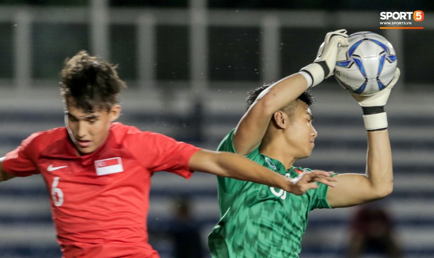 Thủ môn U22 Việt Nam bĩu môi sau pha bắt bóng lập bập, hai lần khiến CĐV thót tim trong trận thắng Singapore - Ảnh 8.