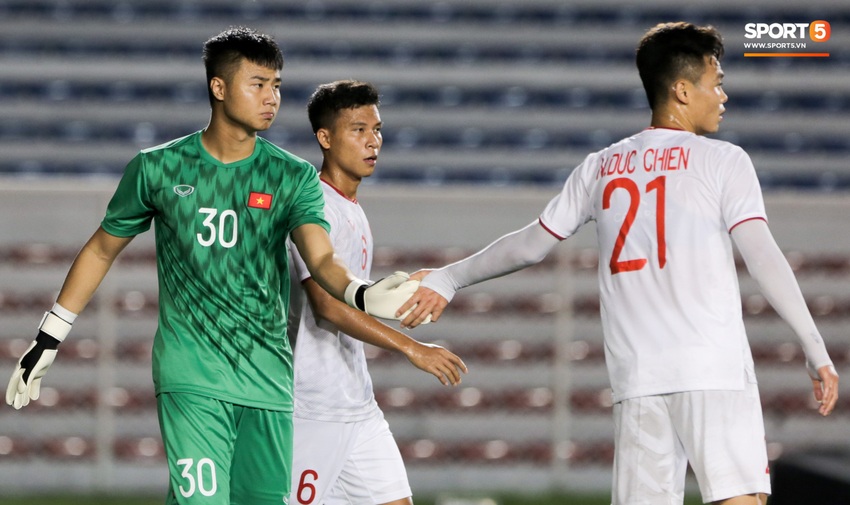 Thủ môn U22 Việt Nam bĩu môi sau pha bắt bóng lập bập, hai lần khiến CĐV thót tim trong trận thắng Singapore - Ảnh 5.
