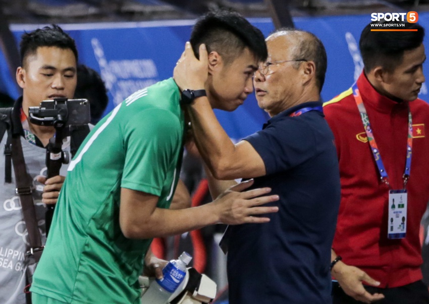 Thủ môn U22 Việt Nam bĩu môi sau pha bắt bóng lập bập, hai lần khiến CĐV thót tim trong trận thắng Singapore - Ảnh 9.