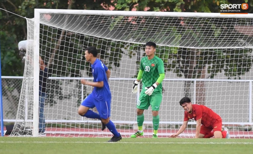Thủ môn U22 Việt Nam mắc sai lầm, fan kêu trời: Bóng đá Việt Nam chỉ toang vì thủ môn - Ảnh 2.