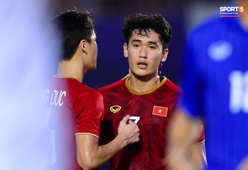 U22 Việt Nam ăn mừng đầy cảm xúc sau bàn thắng gỡ hòa 2-2 của Tiến Linh vào lưới U22 Thái Lan - Ảnh 6.