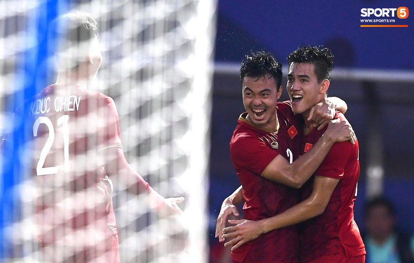U22 Việt Nam ăn mừng đầy cảm xúc sau bàn thắng gỡ hòa 2-2 của Tiến Linh vào lưới U22 Thái Lan - Ảnh 10.