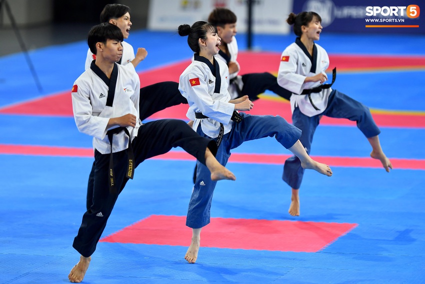 Các hotgirl Taekwondo bật khóc, vui mừng khôn xiết sau khi giành huy chương vàng cho đoàn thể thao Việt Nam tại SEA Games - Ảnh 8.