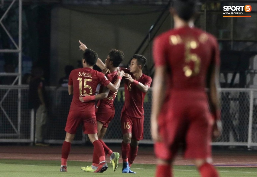 Mắc sai lầm ngớ ngẩn, thủ thành đẹp trai của U22 Indonesia suýt biếu tấm vé vào chung kết SEA Games 30 cho đối thủ - Ảnh 11.