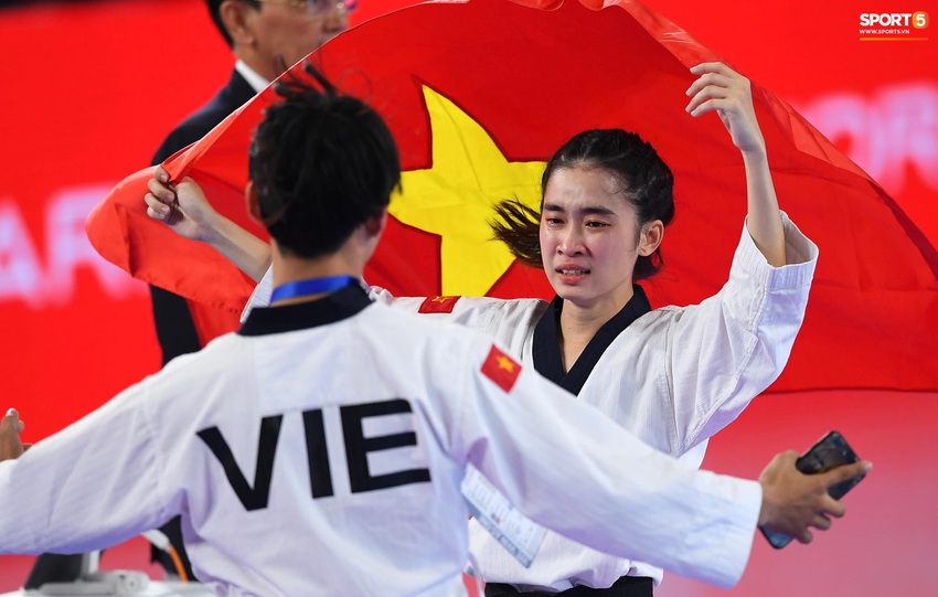 Các hotgirl Taekwondo bật khóc, vui mừng khôn xiết sau khi giành huy chương vàng cho đoàn thể thao Việt Nam tại SEA Games - Ảnh 3.