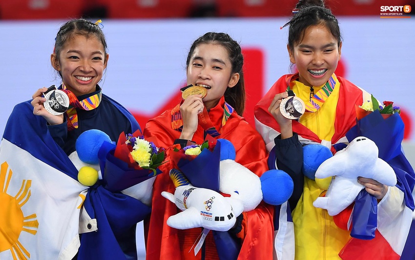 Các hotgirl Taekwondo bật khóc, vui mừng khôn xiết sau khi giành huy chương vàng cho đoàn thể thao Việt Nam tại SEA Games - Ảnh 5.