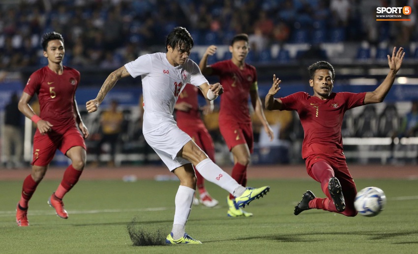 Mắc sai lầm ngớ ngẩn, thủ thành đẹp trai của U22 Indonesia suýt biếu tấm vé vào chung kết SEA Games 30 cho đối thủ - Ảnh 3.