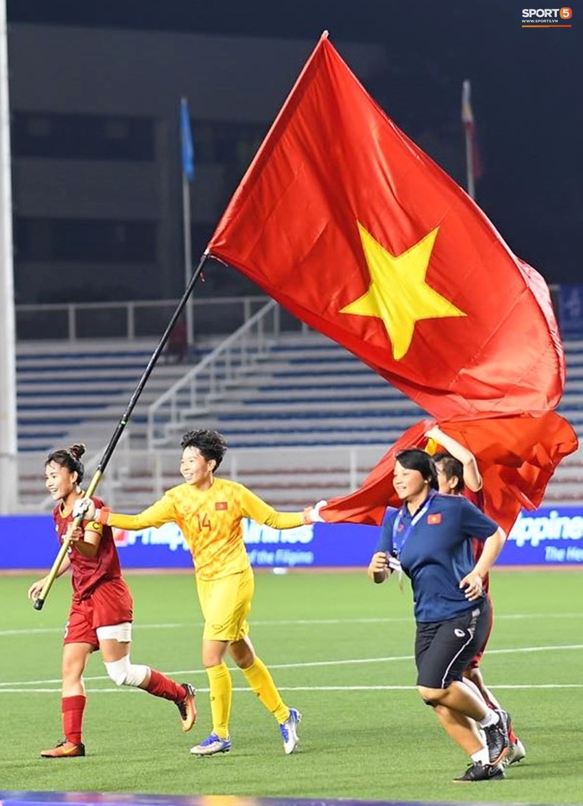 Tuyển nữ Việt Nam ăn mừng đầy cảm xúc sau khi đánh bại Thái Lan, khẳng định vị thế số 1 Đông Nam Á - Ảnh 10.