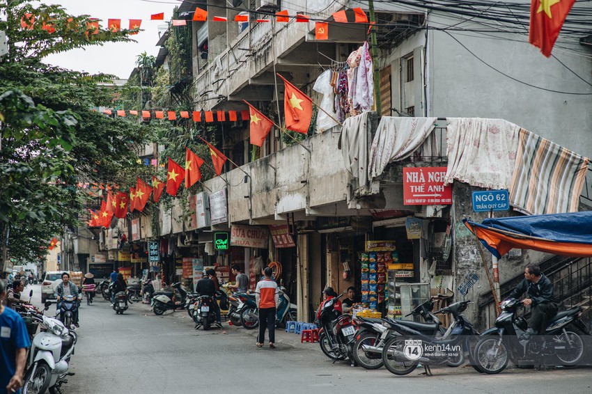 Chùm ảnh: Hà Nội 27 Tết đẹp dịu dàng, mộc mạc và ấm áp trong nắng Xuân sớm - Ảnh 4.