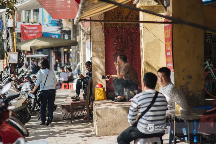 Chùm ảnh: Hà Nội 27 Tết đẹp dịu dàng, mộc mạc và ấm áp trong nắng Xuân sớm - Ảnh 3.