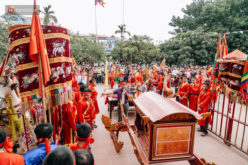 Ảnh, clip: Hàng trăm người dân tập trung chứng kiến nghi lễ chém lợn kín ngày đầu năm, máu 2 ông Ỉn chảy lênh láng - Ảnh 11.