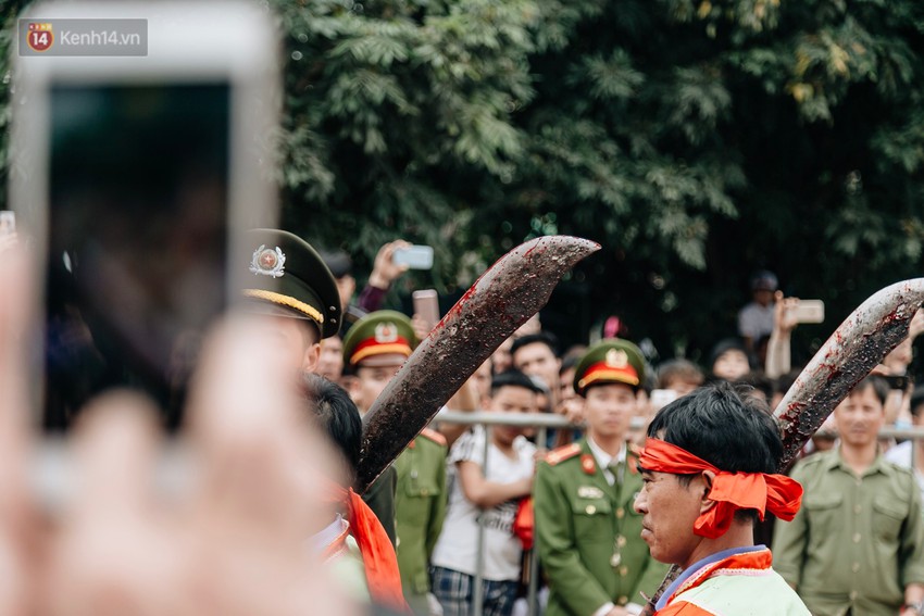 Ảnh, clip: Hàng trăm người dân tập trung chứng kiến nghi lễ chém lợn kín ngày đầu năm, máu 2 ông Ỉn chảy lênh láng - Ảnh 18.